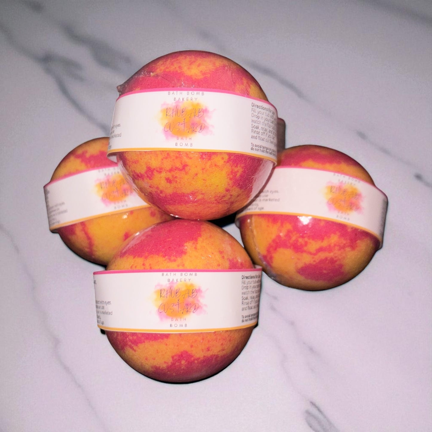 Rhubarb & custard round bath bomb